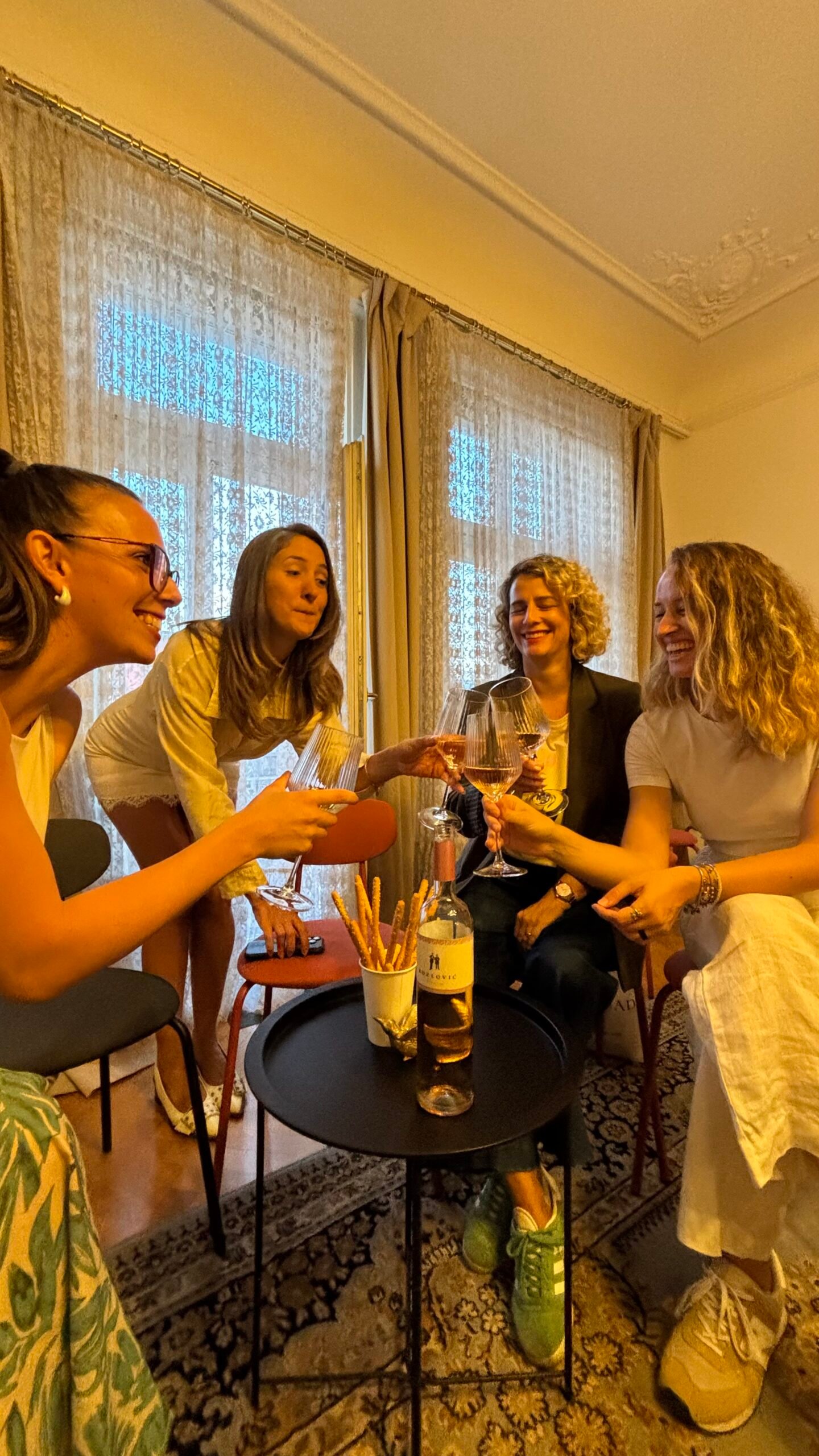 Laugh & Wine – kad žene dođu na čašu vina, a završe u potpunom kaosu smijeha